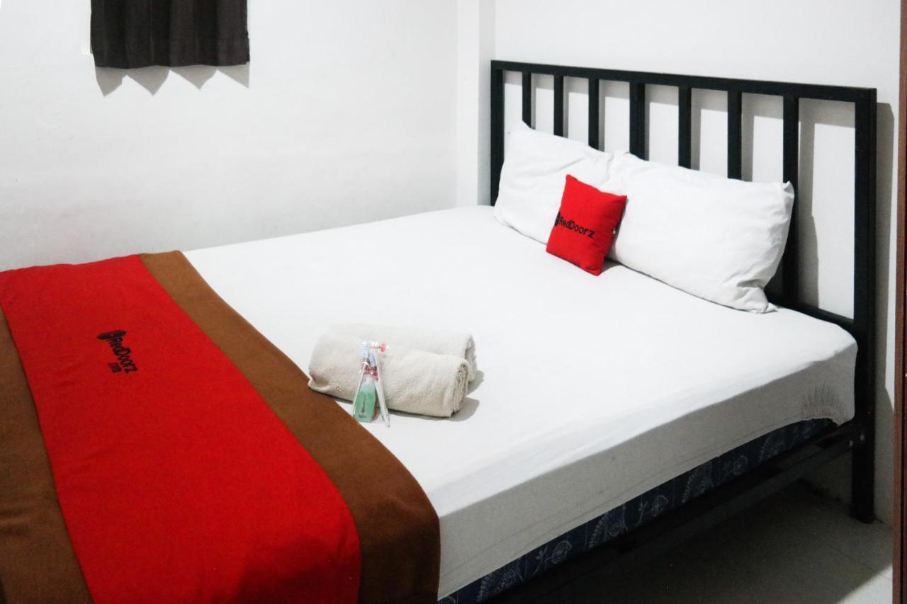 Reddoorz At Jalan Somba Opu Losari Macasar Exterior foto